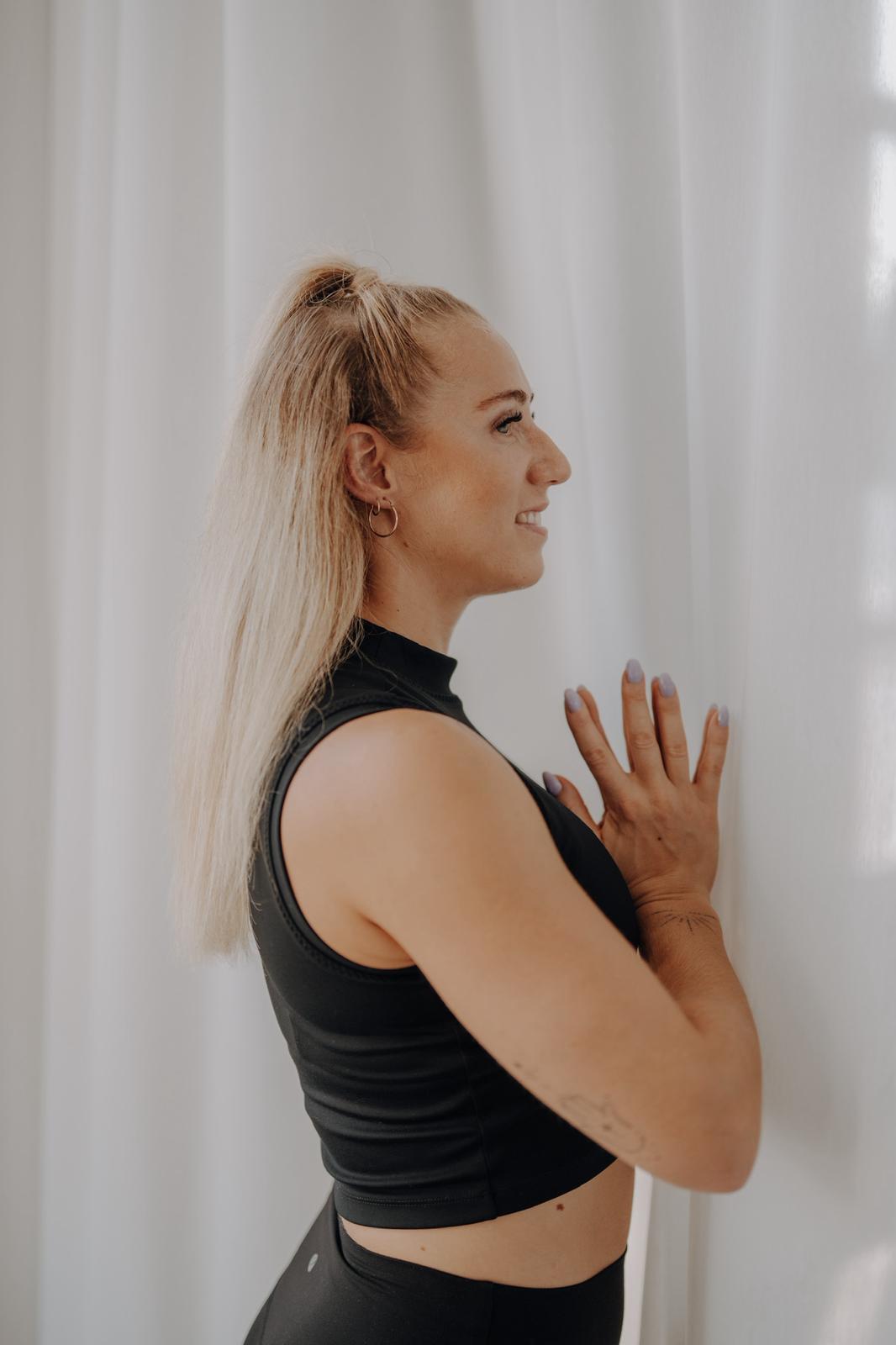 Somatic Yin Yoga: Anki Strahl im Profil, die Hände vor dem Herzen